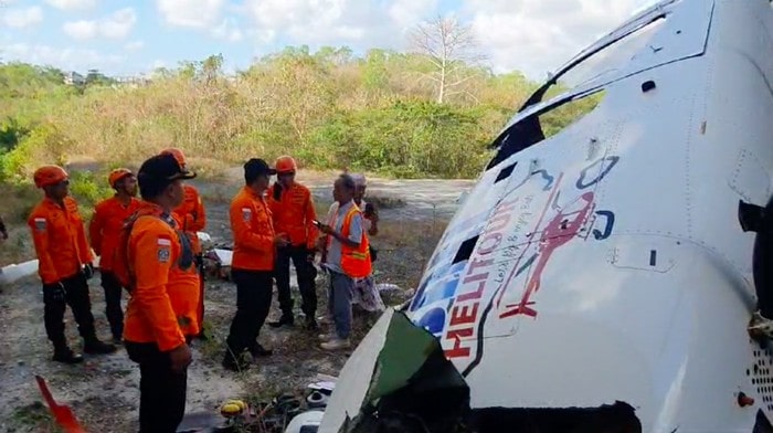 Satu unit helikopter jatuh di Suluban, Desa Pecatu, Kecamatan Kuta Selatan, Kabupaten Badung, Bali. Heli tersebut mengangkut lima penumpang. (dok Basarnas)