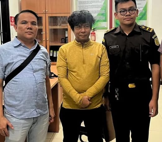 Mantan Deputi Bidang Sumber Daya Manusia (SDM) Aparatur Kementerian PANRB Alex Denni (tengah) dibekuk petugas Kejaksaan Negeri Kota Bandung. (Instagram: @kejari_kota_bandung)