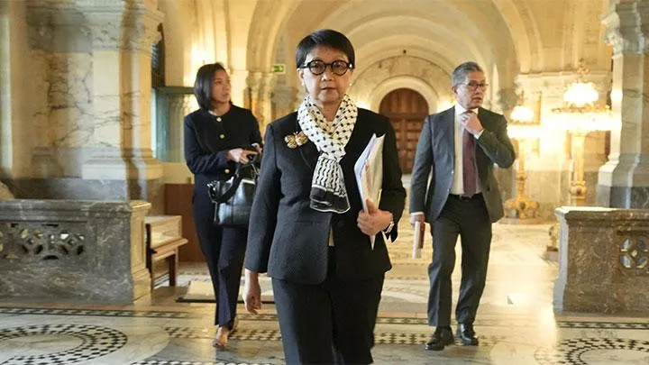 Menteri Luar Negeri RI Retno Marsudi mengenakan syel keffiyeh khas Palestina saat akan membacakan opini hukum di Mahkamah Internasional (ICJ) di Den Haag, Belanda, pada Jumat (23/2/2024). (Cantika)