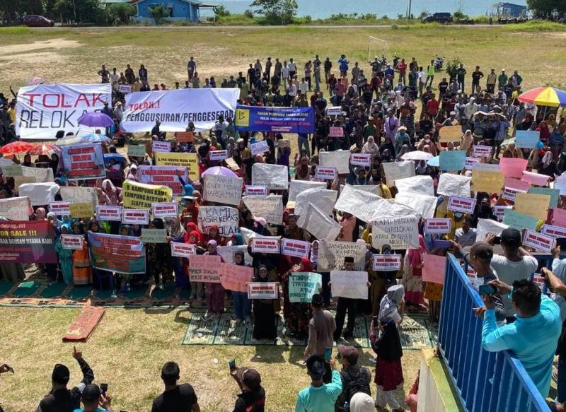 Tolak Relokasi Imbas PSN Eco City, Ratusan Warga Rempang Demo. (www.hariankepri.com).