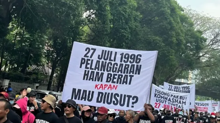 Ratusan kader dan simpatisan PDI Perjuangan melakukan long march memperingati peristiwa ‘Kudatuli’ di Jakarta, Jumat (26/7/2024). (Antara)