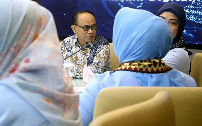 Aktivis Kreativitas Perempuan Indonesia Maju mengikuti audiensi dengan Menkominfo Budi Arie Setiadi (tengah) terakit maraknya judi online dan pinjaman online illegal di kantor Menkominfo, Jakarta, Kamis (01/08/2024). Kreativitas Perempuan Indonesia Maju yang didominasi emak-emak menyampaikan petisi berantas judi online dan pinjaman online kepada Kementerian Kominfo untuk bergerak cepat dan tegas menangani masalah tersebut. Robinsar Nainggolan