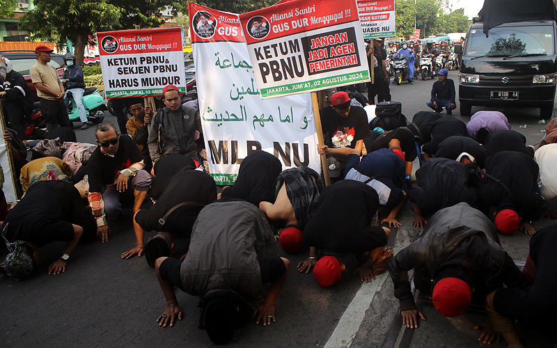 Puluhan massa yang mengatasnamakan “Aliansi Santri Gus Dur Menggugat” melakukan demonstrasi di depan Kantor Pengurus Besar Nahdlatul Ulama (PBNU), Jakarta, Jumat (2/8/2024). Massa aksi menuntut Ketua Umum Pengurus Besar Nahdlatul Ulama (PBNU) Yahya Cholil Staquf untuk mundur dari kepengurusan lembaga yang dipimpinnya. Robinsar Nainggolan
