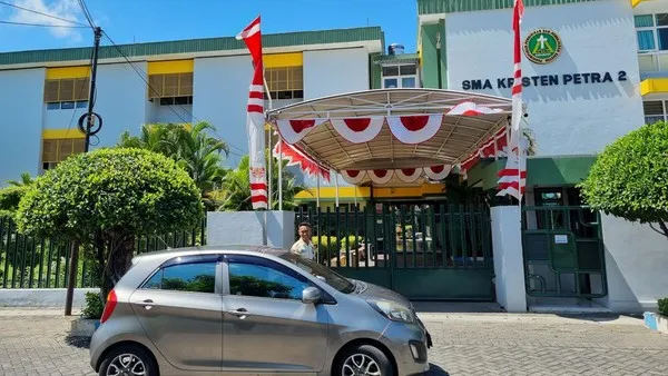 Lokasi sekolah Petra di Jalan Manyar yang sedang berstigang dengan pengurus RW setempat soal iuran keamanan. (Foto: Esti Widiyana/detikJatim)