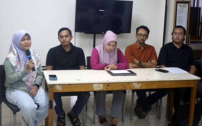 Direktur Lembaga Bantuan Hukum (LBH) Padang Indira Suryani, ayah Afif Maulana, Afrinaldi, ibu Afif Maulana, Anggun, Kepala Divisi Hukum Kontras Andrie Yunus dan Wakil Ketua Bidang Advokasi dan Jaringan Yayasan Lembaga Bantuan Hukum Indonesia (YLBHI) Arif Maulana saat konferensi pers terkait perkembangan kasus Afif Maulana di Kantor KontraS, Jakarta, Selasa (6/8/2024). Koalisi Advokat Anti Penyiksaan menyampaikan kejanggalan yakni jumlah korban tindakan penyiksaan tidak hanya dialami alm. Afif Ma