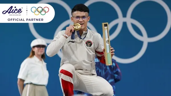 Rizki Juniansyah, manusia rekor peraih emas Olimpiade 2024 dari cabor angkat besi. Foto: Dok. NOC Indonesia Via Aice