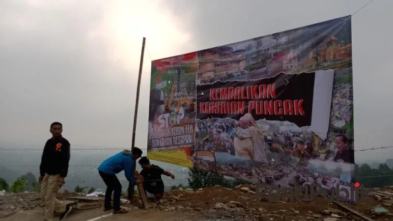 Ilustrasi: Aksi warga memsang baliho kampanye mengembalikan fungsi Kawasan Puncak. (Penapublik)