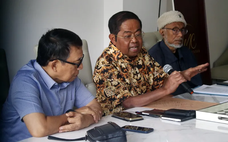 Ketua Dewan Pembina Badan Pemenangan Pemilu (Bappilu) Partai Golkar Idrus Marham membela Menteri Investasi Bahlil Lahadalia yang ditolak menjadi ketua umum (ketum) Partai Golkar karena dianggap tidak memenuhi syarat. Ketua Dewan Pembina Badan Pemenangan Pemilu (Bappilu) Golkar, Idrus Marham, mengatakan ada 34 DPD tingkat provinsi yang mendukung Bahlil Lahadalia sebagai Ketua Umum pengganti Airlangga Hartarto. Robinsar Nainggolan