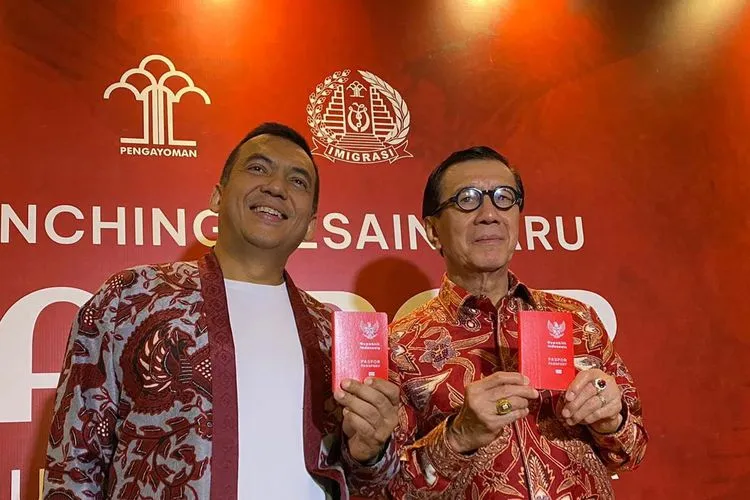 Menteri Hukum dan HAM Yasola Laoly Bersama Dirjen Imigrasi Silmy Karim saat peluncuran desain baru Paspor Indonesia, Sabtu (17/8/2024). (Kompas) 