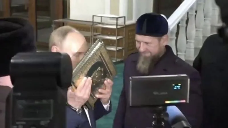 Heboh Video Putin Cium Al Quran Berlapis Emas di Masjid Chechen. (Istimewa).