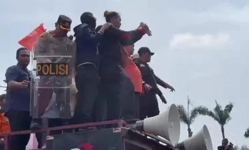 Anggota DPR RI Habiburokhman Dilempari Botol saat Temui Massa Aksi. (Istimewa).