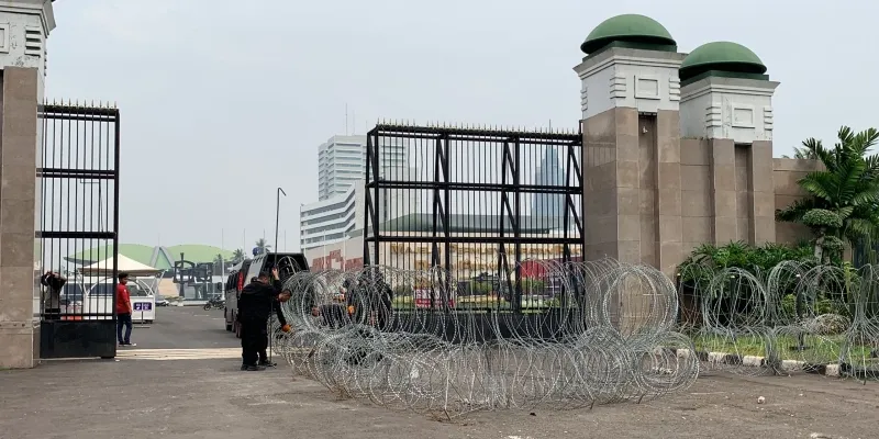 Jelang Aksi Darurat Indonesia, Beton & Kawat Berduri Terpasang di DPR. (RMOL).