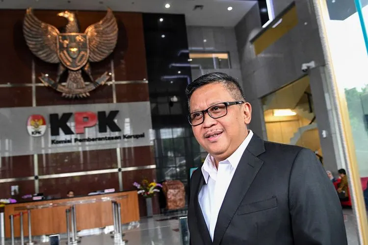 Sekjen PDIP Hasto Kristiyanto berjalan meninggalkan ruangan usai menjalani pemeriksaan di gedung KPK, Jakarta, Jumat (24/1/2020). KPK memeriksa Hasto Kristiyanto sebagai saksi dari tersangka Saeful, yang merupakan staf Sekjen PDIP, terkait kasus suap penetapan pergantian antar waktu (PAW) anggota DPR 2019-2024. (Antara via Kompas)