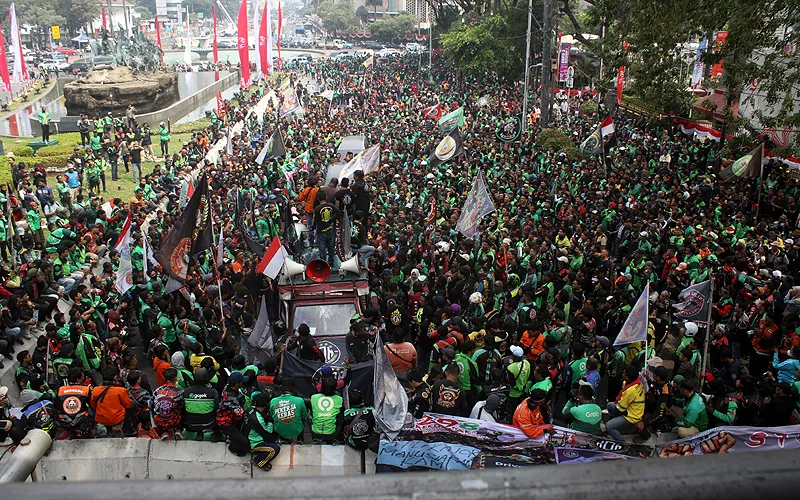 Ribuan pengemudi ojek online (ojol) bakal unjuk rasa pada hari ini, Kamis (29/8/2024). Ketua Umum Asosiasi Pengemudi Ojek Daring Garda Indonesia Igun Wicaksono menjelaskan ada dua tuntutan utama yang akan disampaikan. Pertama, persoalan mengenai tarif di mana potongan yang dibebankan kepada mitra driver mencapai 20 persen hingga 30 persen. Robinsar Nainggolan