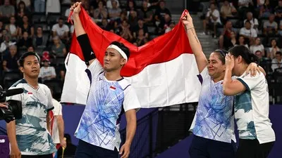 Hikmat Ramdani/Leani Ratri Oktila meraih emas di Paralimpiade 2024. (REUTERS/Jennifer Lorenzini)