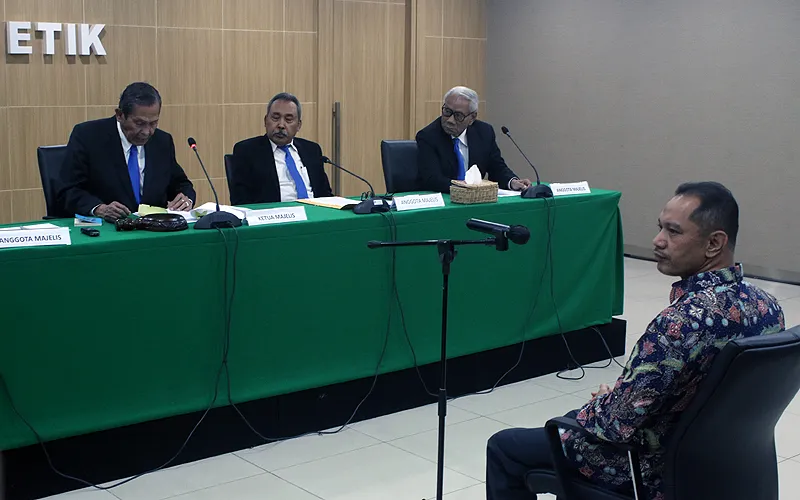 Wakil Ketua Komisi Pemberantasan Korupsi (KPK) Nurul Ghufron tetap percaya diri dalam seleksi calon pimpinan KPK setelah ia divonis melanggar etik oleh Dewan Pengawas. “Oh confident? Karena urusan pribadi saya tentu saya tetap confident (dalam seleksi capim KPK),” kata dia, Jumat, (6/9/2024}. Robinsar Nainggolan