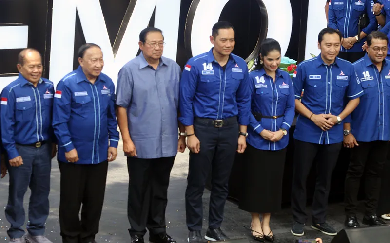 Partai Demokrat merayakan Hari Ulang Tahun (HUT) ke-23 bersamaan dengan ulang tahun ke-75 SBY pada Senin (9/9). Susilo Bambang Yudhoyono (SBY) tampak hadir disambut langsung oleh Ketua Umum Partai Agus Harimurti Yudhoyono (AHY) beserta para kader Demokrat lainnya. Robinsar Nainggolan