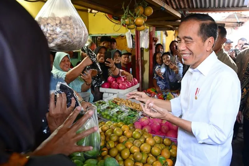 Kunjungi Pasar di Surabaya, Warga Teriaki Jokowi Nama Mulyono. (Setneg).