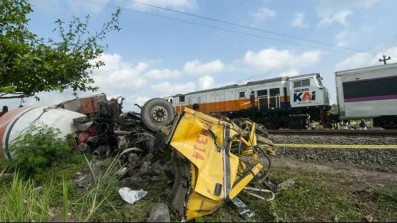Sejumlah Rute Alami Gangguan usai Kecelakaan KA Taksaka & Truk di DIY. (Kompas TV).