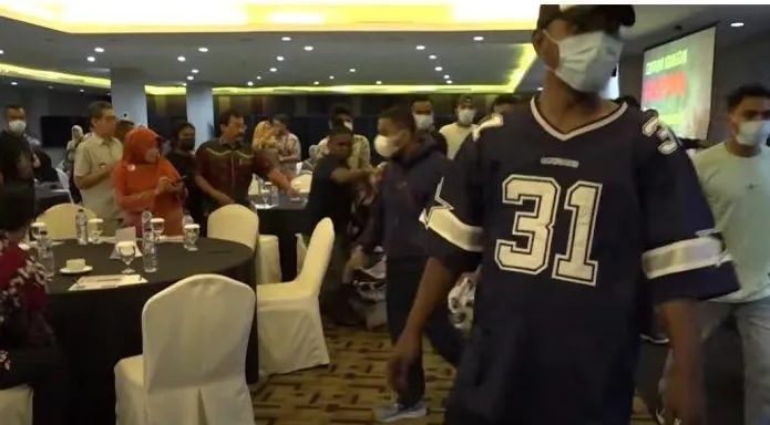 Suasana terjadinya aksi kekerasan dan perilaku premanisme pembubaran paksa terhadap kegiatan diskusi yang diselenggarakan Forum Tanah Air, di Hotel Grand Kemang, pada Sabtu (28/9/2024). (Tribunnews)