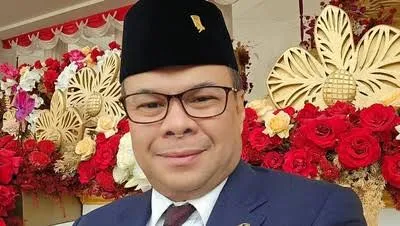 Romy Soekarno yang memiliki nama asli Hendra Rahtomo merupakan anak dari Rachmawati Soekarnoputri atau cucu Presiden RI ke-1 Soekarno. (Dok. Instagram/@romysoekarno)