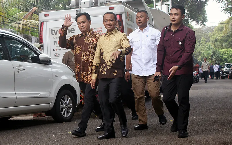 Mantan istri Basuki Tjahaja Purnama alias Ahok, Veronica Tan datang mengenakan pakaian berwarna putih pada pukul 19.30 WIB akan ditunjuk jadi Menteri Pemberdayaan Perempuan dan Perlindungan Anak oleh Prabowo Subianto. Presiden terpilih Prabowo Subianto juga memanggil sederet ketua umum partai politik (parpol), pengusaha, hingga menteri kabinet Presiden Joko Widodo (Jokowi) ke rumahnya di Kertanegara, Jakarta Selatan pada Senin (14/10/2024). Robinsar Nainggolan