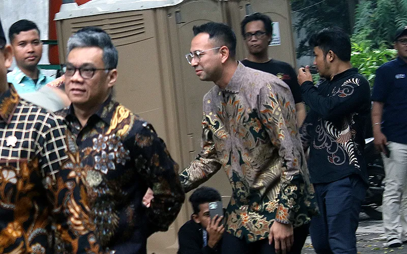 Presiden terpilih, Prabowo Subianto memanggil sejumlah tokoh yang akan ditunjuknya menjadi calon menteri, calon wakil menteri, dan kepala badan di kabinetnya nanti. Selebritas sekaligus pebisnis Raffi Ahmad menyambangi kediaman Prabowo Subianto di Jakarta Selatan pada hari presiden terpilih itu memanggil calon menteri dan wakil menteri tersisa, Selasa (15/10/2024). Robinsar Nainggolan