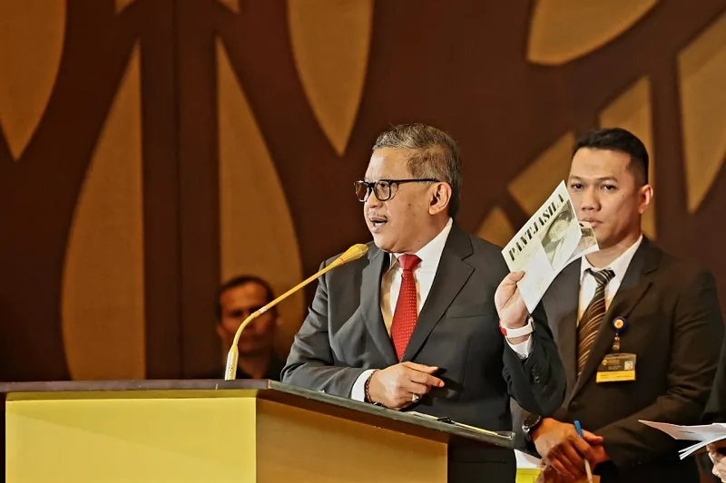 Relawan Gibran Geram Disertasi Hasto di UI Bahas Ambisi Kekuasaan Jokowi. (gesuri).