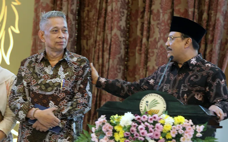 Menteri Sosial Saifullah Yusuf bersama Wakil Menteri Sosial Agus Jabo Priyono saat disambut oleh pagawai di Kantor Kementerian Sosial, Salemba Raya, Jakarta Pusat, Selasa (22/10/2024). Usai dilakukan pelantikan menteri dan wakil menteri Kabinet Merah Putih masa bakti 2024-2029 pemerintahan Presiden Prabowo Subianto dan Wakil Presiden Gibran Rakabuming Raka, sejumlah kementerian melakukan sertijab dan penyambutan salah satunya di Kementerian Sosial yang melakukan kepada Menteri Sosial Saifullah Y