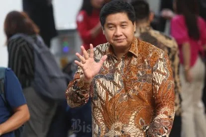 Politisi Maruarar Sirait melambaikan tangan ke arah wartawan setibanya di kediaman Presiden Terpilih Prabowo Subianto, Kertanegara, Jakarta Selatan, Senin (14/10/2024). Bisnis - Eusebio Chrysnamurti