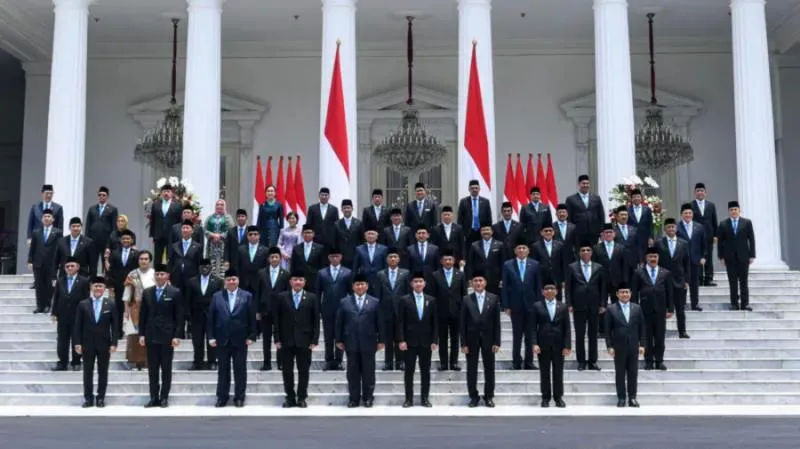 Presiden Prabowo Subianto (depan, tengah) didampingi Wakil Presiden Gibran Rakabuming Raka (depan, keempat kanan) berfoto bersama jajaran Menteri dan Kepala Lembaga Tinggi Negara Kabinet Merah Putih yang baru dilantik di Istana Merdeka, Jakarta, Senin (21/10/2024).