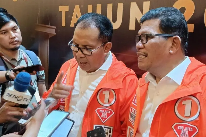 Saat Tiba di Lokasi Debat Pilgub, Cagub Sulsel Pomanto Dilempari Batu. (KOMPAS.com/Hendra Cipto).