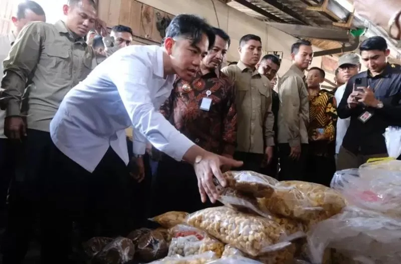 Sebagai Wapres, Gibran Ikuti Jejak Pencitraan Jokowi dengan Blusukan. (radar surabaya).