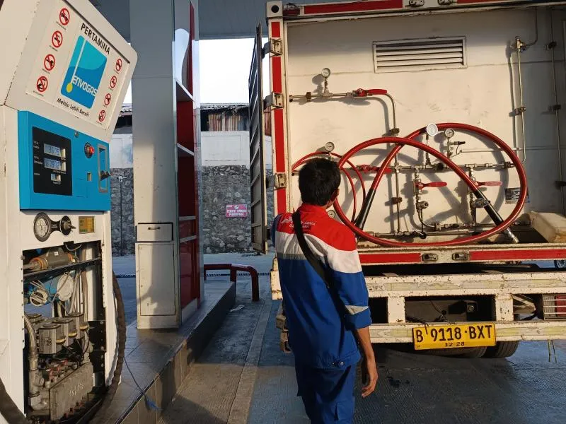 Petugas dari PGN Gagas mengecek distribusi aliran gas dari truk Gaslink ke wadah yang ada di SPBG cabang Kecamatan Citeureup, Bogor. Foto: Rohman/Law-justice.