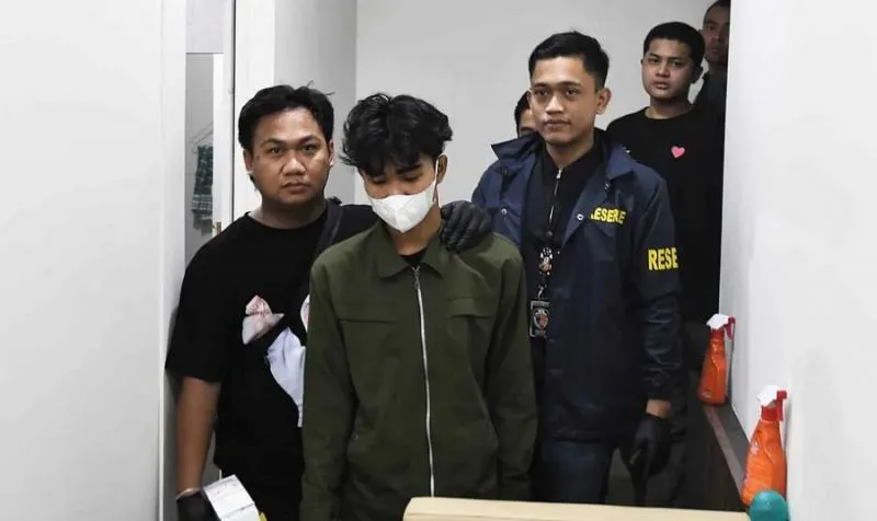 Anggota Ditreskrimum Polda Metro Jaya ammankan tersangka saat penggeledahan ruang kerja yang diduga menjadi kantor pegawai Kementerian Komunikasi dan Digital (Komdigi) yang terlibat Judi Online di ruko Galaxy, Jaka Setia Bekasi, Jawa Barat (1/11/2024) - Sumber Foto: Fakhri Hermansyah/ ANTARA