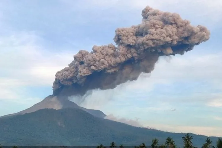 Akibat Gunung Lewotobi NTT Meletus, 9 Orang Meninggal Dunia. (Kompas).