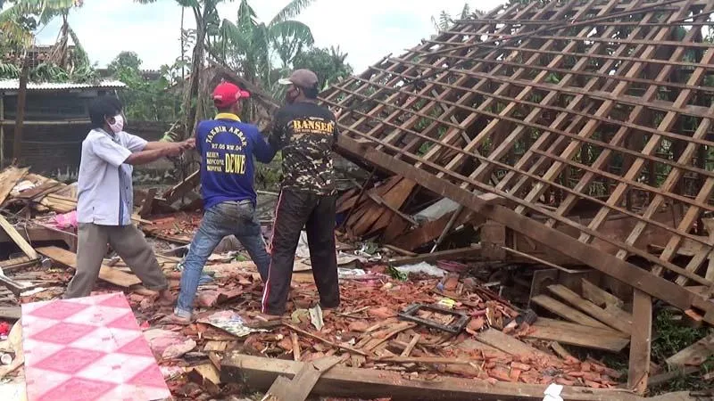 3 Desa di Demak Diterjang Angin Puting Beliung, Ratusan Rumah Rusak. (inews)