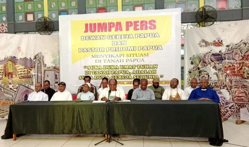 Dewan Gereja Papua dan Pastor Pribumi Papua menggelar jumpa pers di Kota Jayapura, Papua, Senin (11/11/2024) untuk menyikapi situasi di Tanah Papua. - Jubi/Theo Kelen