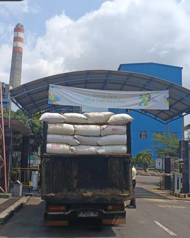 Truk bermuatan biomassa untuk mendukung program co-firing di PLTU Pelabuhan Ratu, Sukabumi. Petugas memeriksa truk sebelum masuk ke unit pengelolaan bio massa. Foto: Rohman/Law-justice