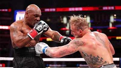 Jake Paul kalahkan Mike Tyson di Vegas, Sabtu (16/11). (Getty Images via AFP/AL BELLO)