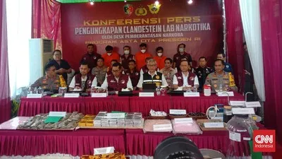 Para tersangka saat ditampilkan di vila pabrik narkotika, Selasa (19/11). (Bareskrim Polri menggerebek pabrik narkoba dengan temuan barang bukti senilai Rp1,5 triliun. (FOTO Kadafi).