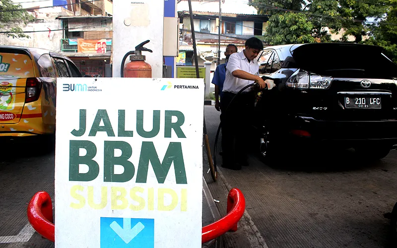 Warga melakukan pengisian bahan bakar minyak (BBM) di SPBU Pertamina, kawasan Salemba, Jakarta, Rabu (20/11/2024). Menteri Energi dan Sumber Daya Mineral (ESDM) Bahlil Lahadalia mengatakan akan mengubah skema subsidi BBM, LPG hingga listrik. Dia bilang, salah satu opsi yang tengah dipertimbangkan adalah mengubah skema subsidi menjadi Bantuan Langsung Tunai (BLT). Robinsar Nainggolan