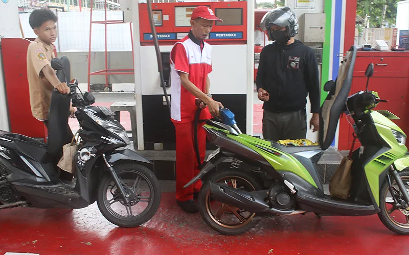 Warga melakukan pengisian bahan bakar minyak (BBM) di SPBU Pertamina, kawasan Salemba, Jakarta, Rabu (20/11/2024). Menteri Energi dan Sumber Daya Mineral (ESDM) Bahlil Lahadalia mengatakan akan mengubah skema subsidi BBM, LPG hingga listrik. Dia bilang, salah satu opsi yang tengah dipertimbangkan adalah mengubah skema subsidi menjadi Bantuan Langsung Tunai (BLT). Robinsar Nainggolan
