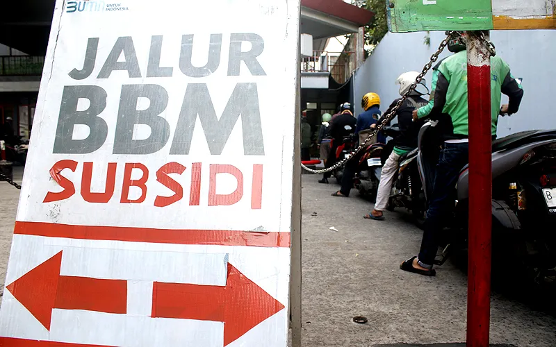 Warga melakukan pengisian bahan bakar minyak (BBM) di SPBU Pertamina, kawasan Salemba, Jakarta, (Robinsar Nainggolan)