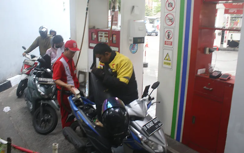 Warga melakukan pengisian bahan bakar minyak (BBM) di SPBU Pertamina, kawasan Salemba, Jakarta, Rabu (20/11/2024). Menteri Energi dan Sumber Daya Mineral (ESDM) Bahlil Lahadalia mengatakan akan mengubah skema subsidi BBM, LPG hingga listrik. Dia bilang, salah satu opsi yang tengah dipertimbangkan adalah mengubah skema subsidi menjadi Bantuan Langsung Tunai (BLT). Robinsar Nainggolan