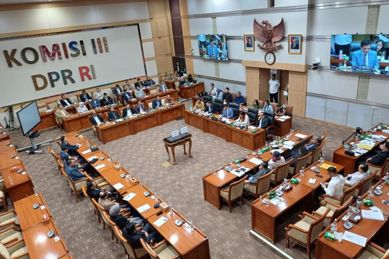Komisi III DPR Resmi Tetapkan Lima Anggota Dewan Pengawas KPK. (Kompas).