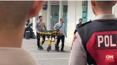 Proses pelepasan jenazah polisi korban tembakan polisi di Rumah Sakit Bhayangkara, Padang, Sumbar. (CNN Indonesia/Nedy)