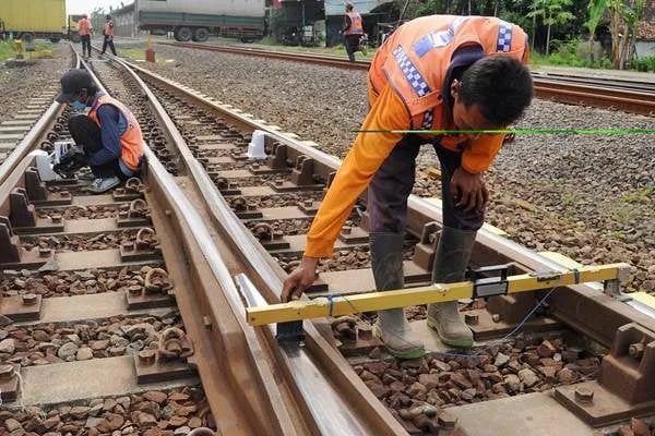Petugas memeriksa keseimbangan ketinggian rel kereta api/Antara-Harviyan Perdana Putra 