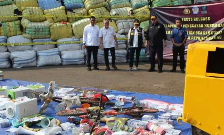 Ilstrasi: sejumlah barang sitaan dari aktifitas impor ilegal. (Antara via Kontan)