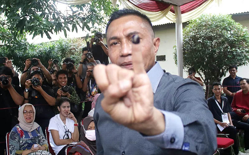 Calon gubernur (cagub) Jakarta nomor urut 2, Dharma Pongrekun, mengaku bahwa Pilkada Jakarta 2024 merupakan kali pertama dirinya menggunakan hak pilih. Hal ini diungkapkan Dharma seusai menyalurkan suaranya di tempat pemungutan suara (TPS) 31, Lebak Bulus, Jakarta Selatan, pada Rabu (27/11/2024). Robinsar Nainggolan